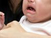 Sự thật trẻ oà khóc khi thấy người lạ dữ vía