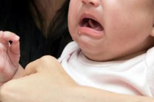Sự thật trẻ oà khóc khi thấy người lạ dữ vía