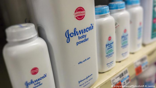 Johnson & Johnson dừng bán phấn rôm trẻ em trên toàn cầu