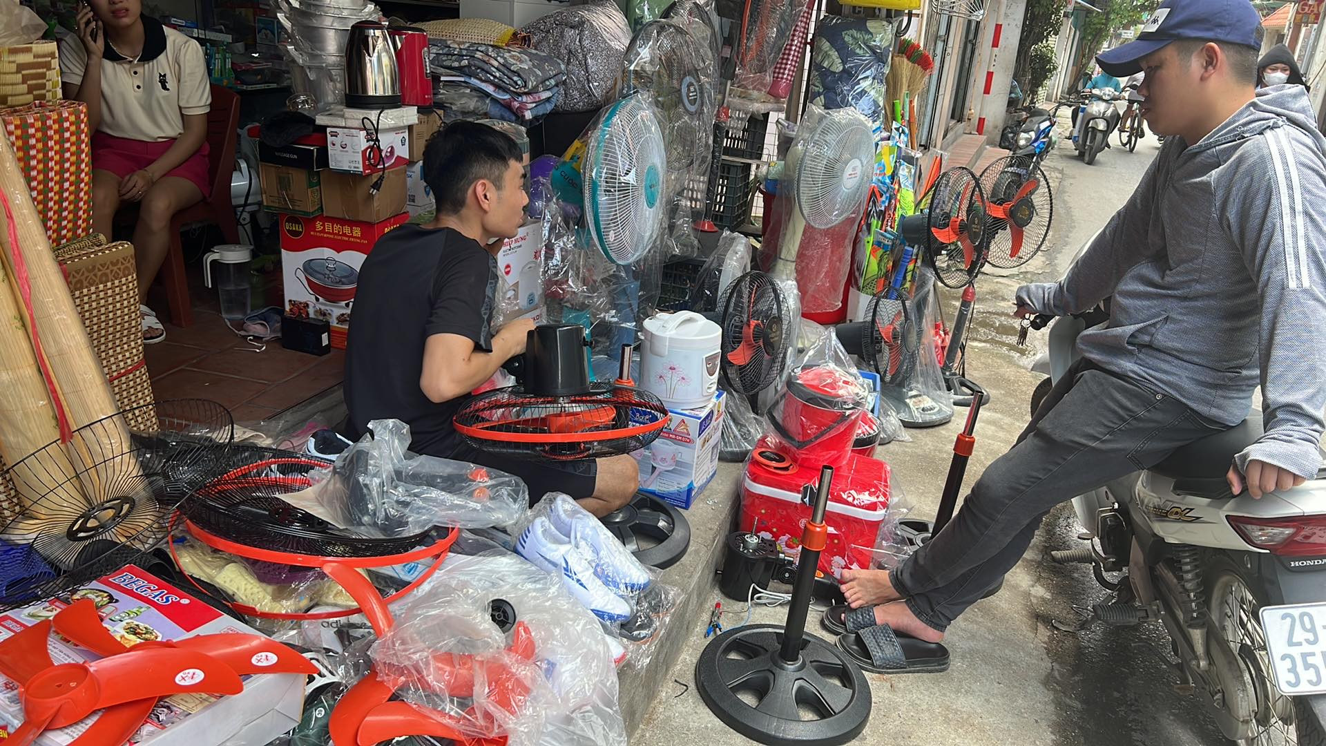 Mất điện khắp nơi: Dân lùng mua, 'cháy hàng' quạt sạc