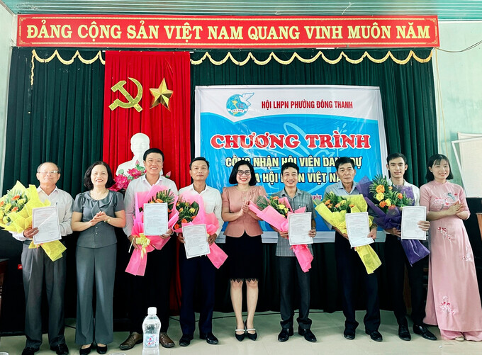 Hội LHPN tỉnh Quảng Trị kết nạp 6 nam giới làm hội viên danh dự