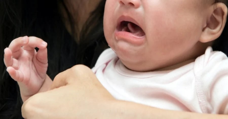 Sự thật trẻ oà khóc khi thấy người lạ dữ vía